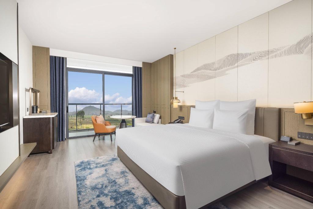 Deluxe, King Bed, Garden or Mountain View