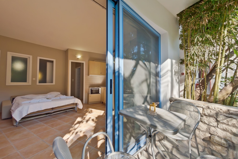Rouda Bay Beach Hotel 25/50