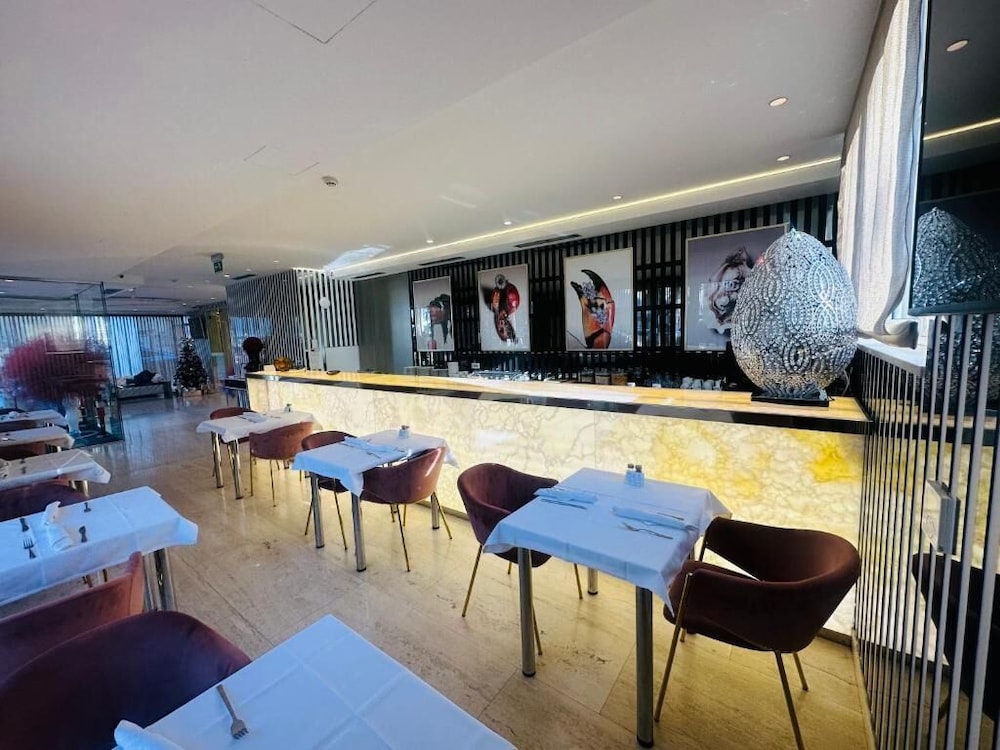 Hotel 9 34/41
