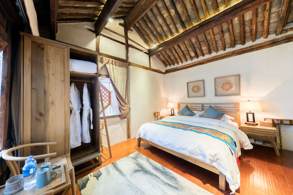 Luxury, Suite, King Bed, Courtyard View, Bathtub