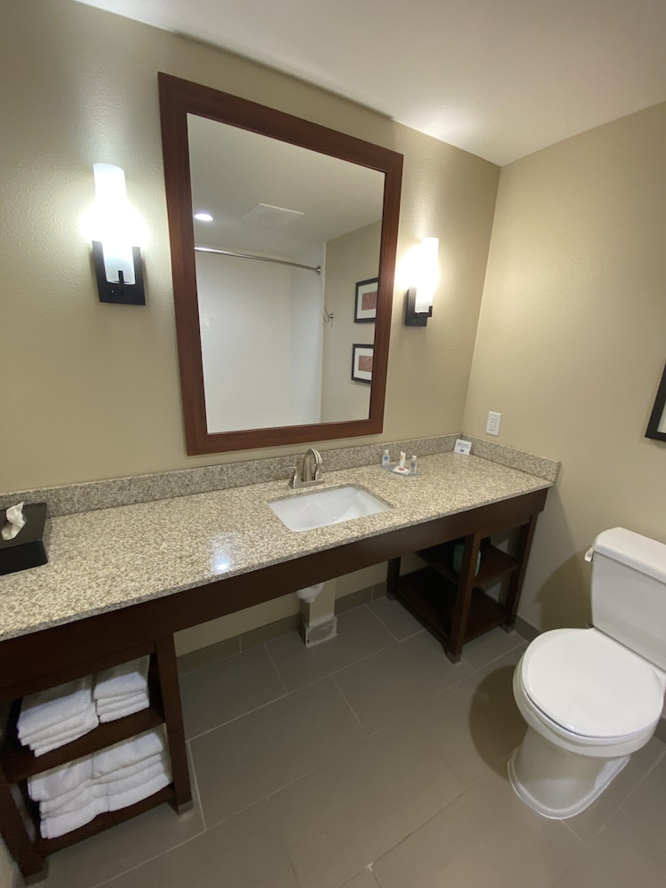 Comfort Suites West Omaha, NE 50/50
