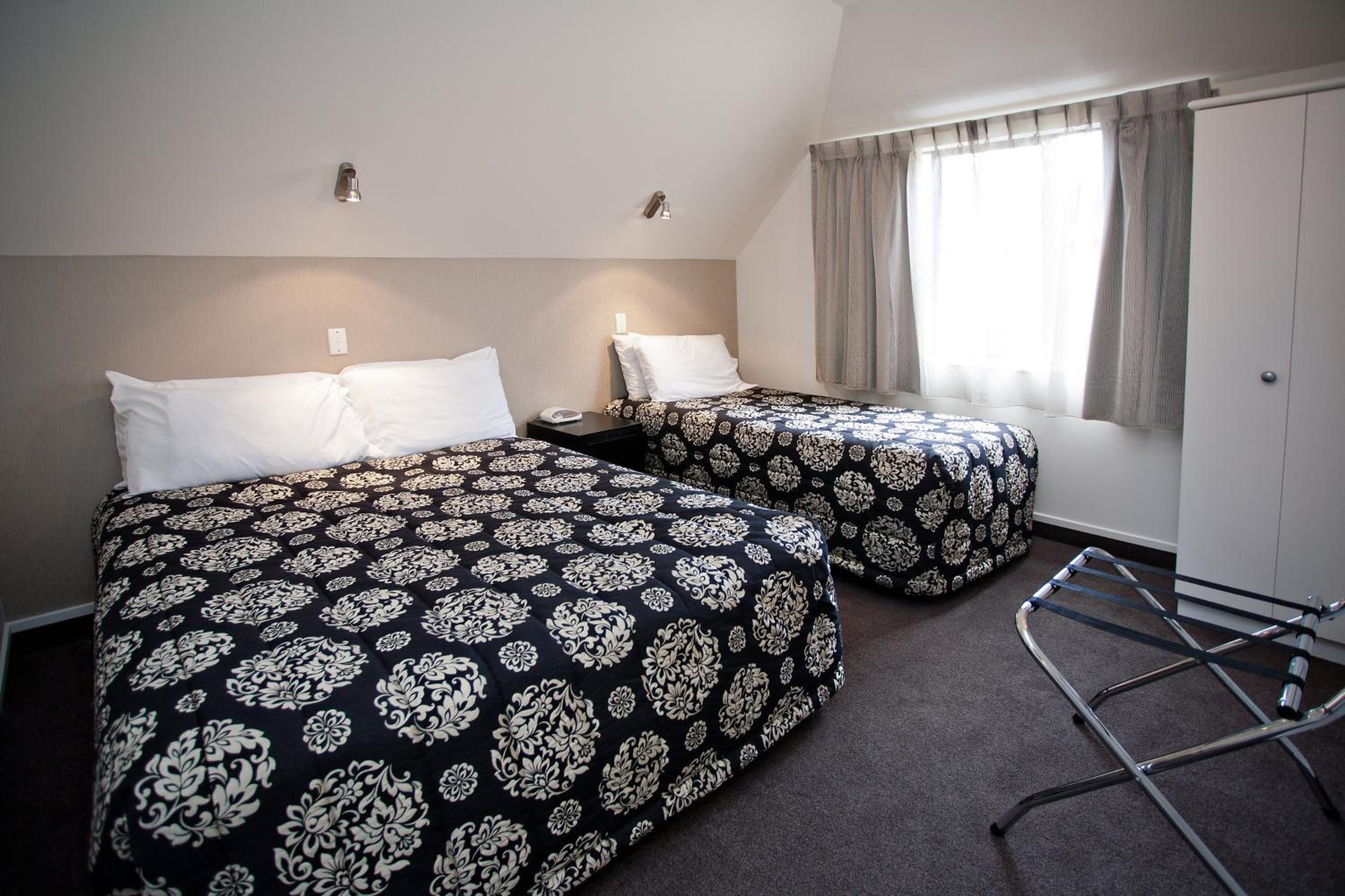 شقة كبيرة بسرير مزدوج وسريرين منفصلين بغرفة نوم واحدة، Cable Court Motel 6/10