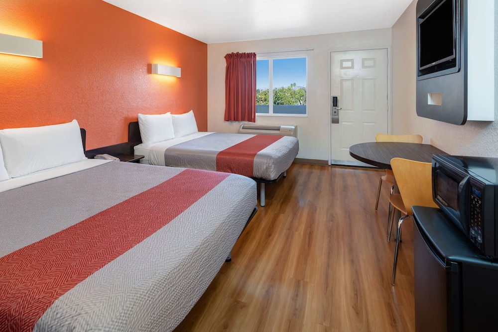 Motel6 Ventura, CA - South 24/61