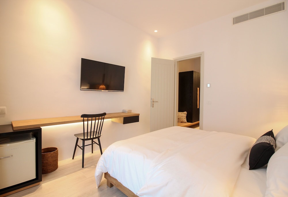 FAMILY SUITE, QUEEN BED, SOFA