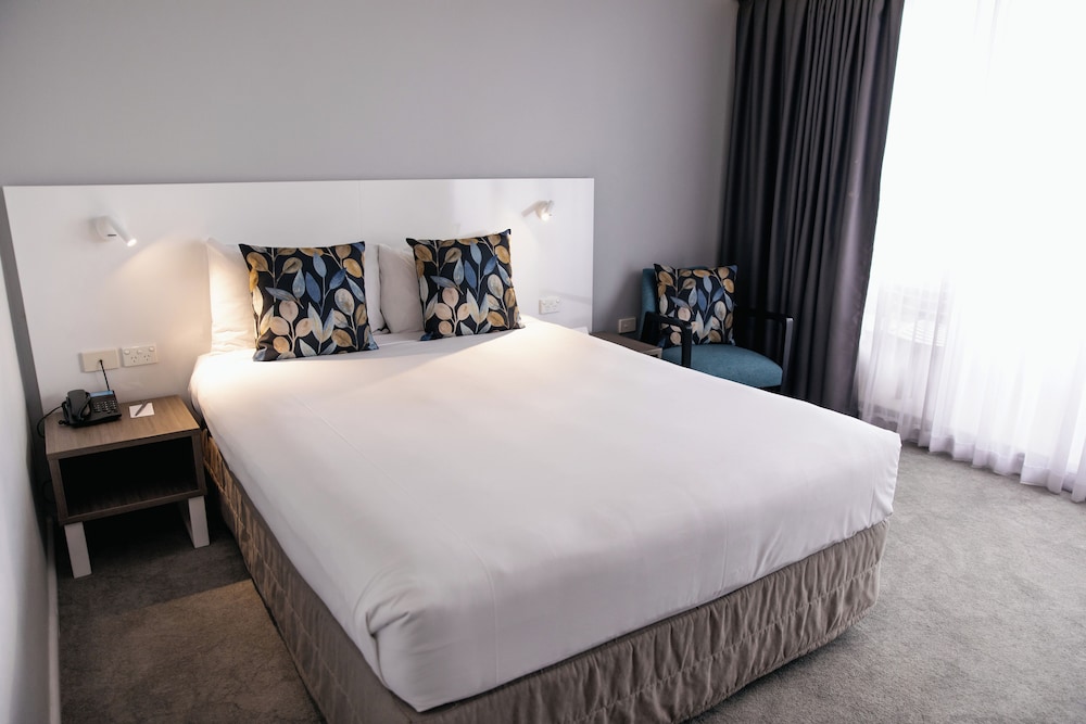 Deluxe, Queen Bed, Balcony, Mercure Brisbane Spring Hill 3/8