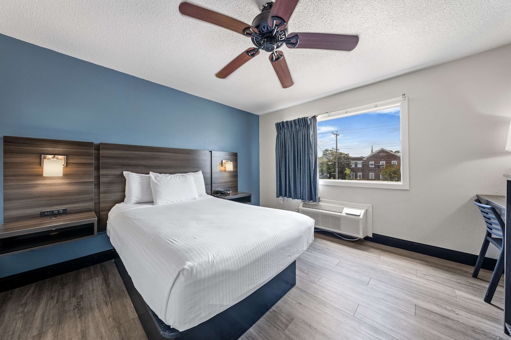غرفة قياسية صغيرة بسرير مزدوج، SureStay Hotel by Best Western Virginia Beach Royal Clipper 3/10