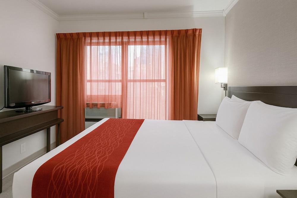 ROOM, KING BED, EMPIRE BUILDING VIEW