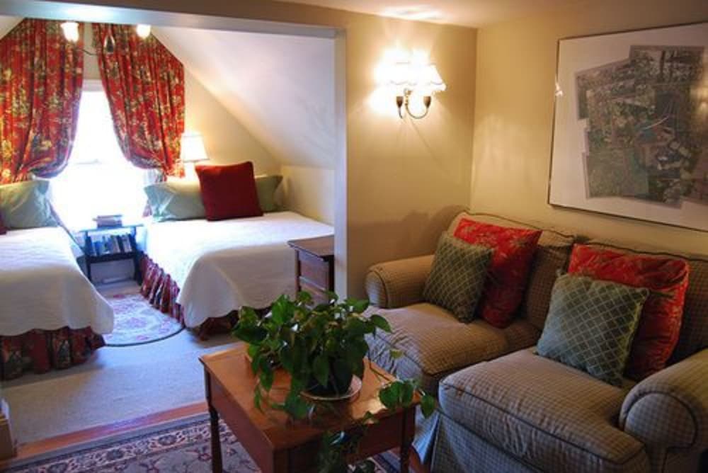 Rothschild-Pound House Inn 57/76