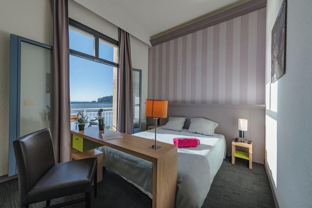 غرفة بريميوم بإطلالة على البحر مفردة بسرير مزدوج، Belambra Clubs Le Grand Hotel de la Mer 5/8
