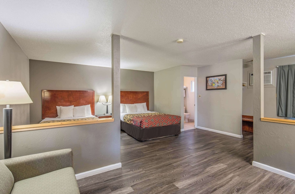 Econo Lodge Inn & Suites Yreka, CA 37/50