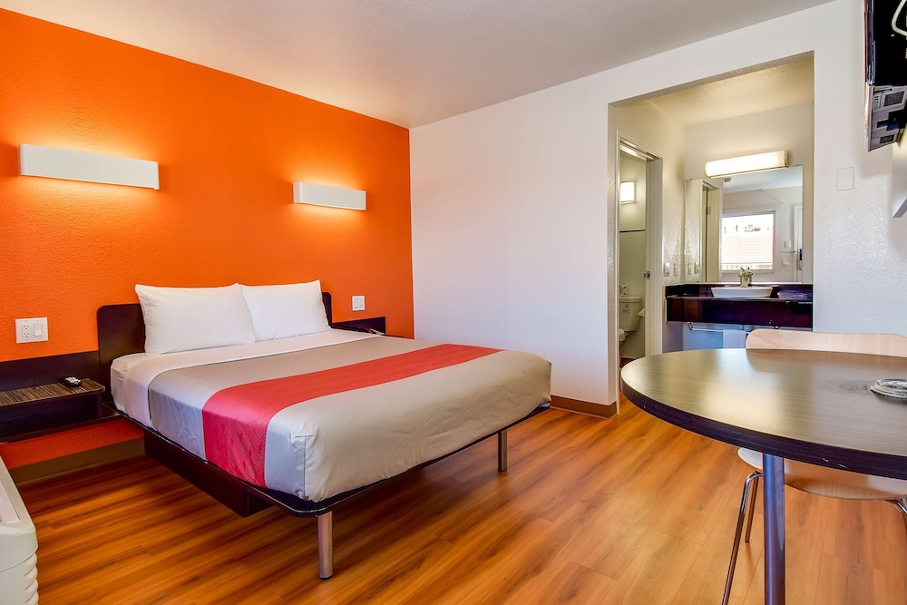 Motel6 Riverside, CA - South 32/51