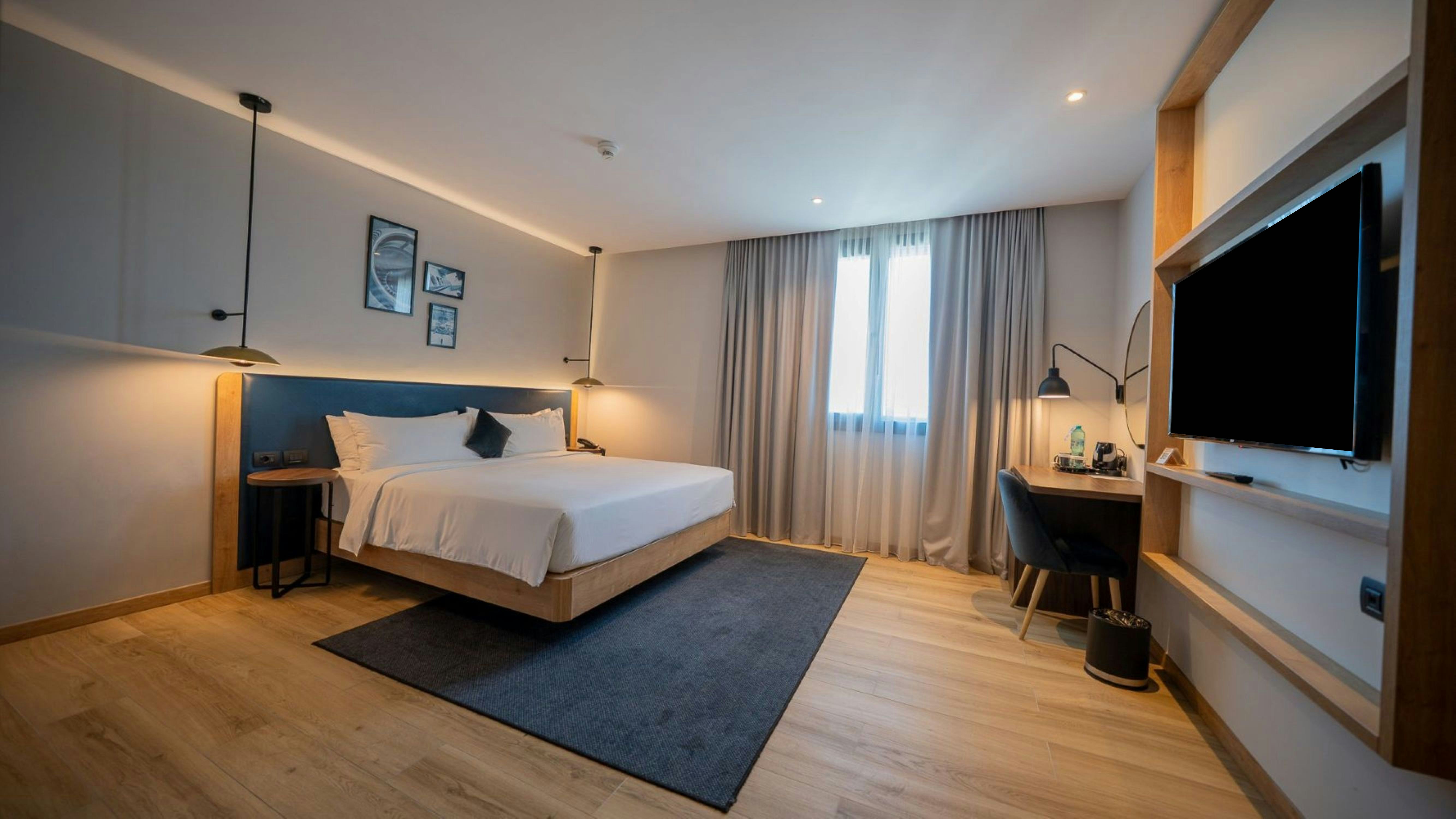 GUEST ROOM, KING BED, ACCESSIBLE