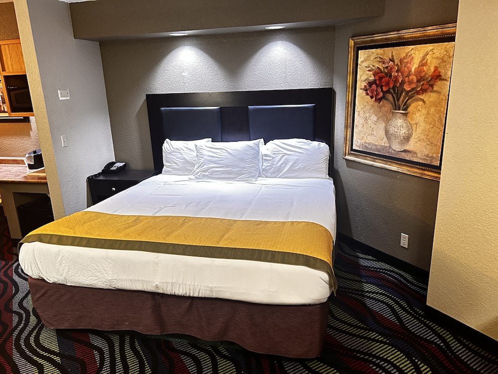 Apple Tree Inn and Suites 20/62
