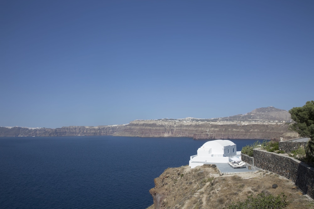 Akrotiri Cove 17/23