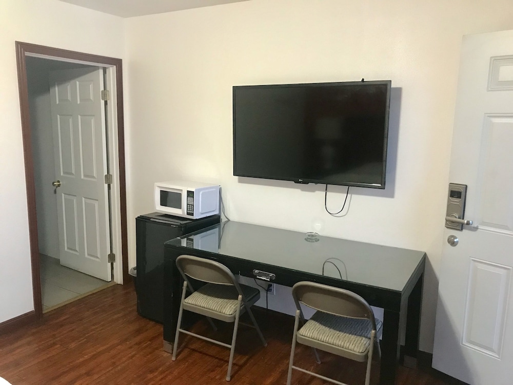 Norwalk inn & suites 26/39