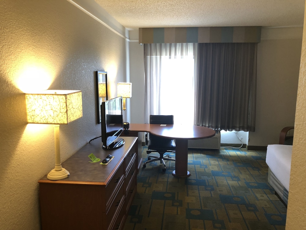 La Quinta Inn & Suites by Wyndham Jacksonville Butler Blvd 36/55