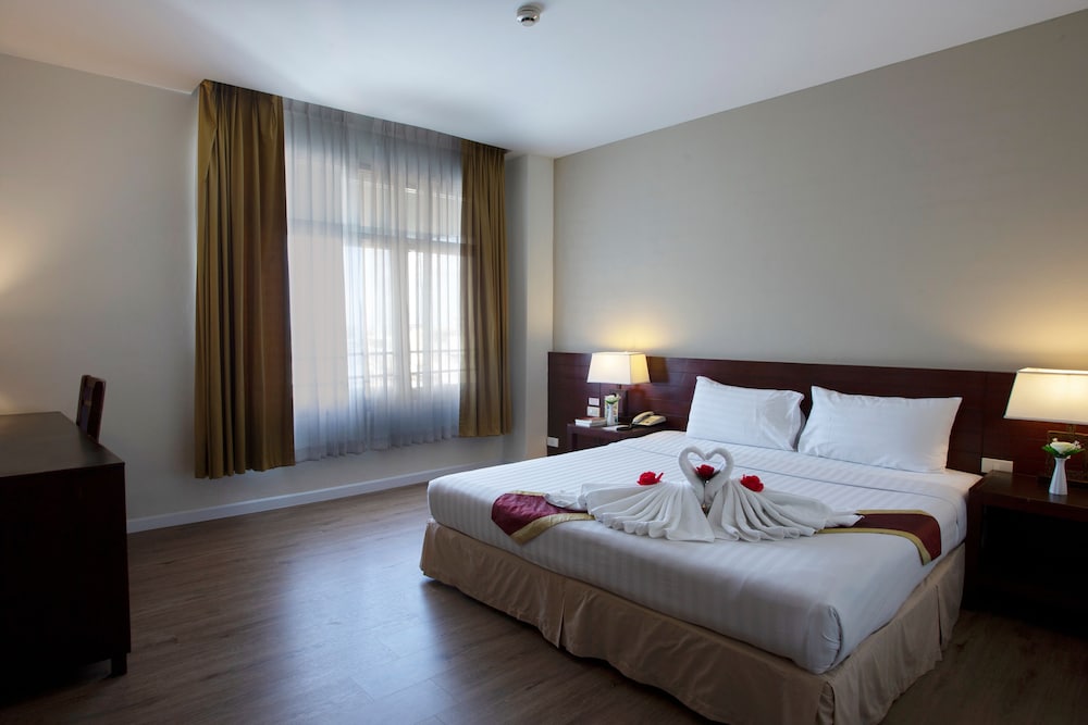 Golden Crown Grand Hotel 8/50