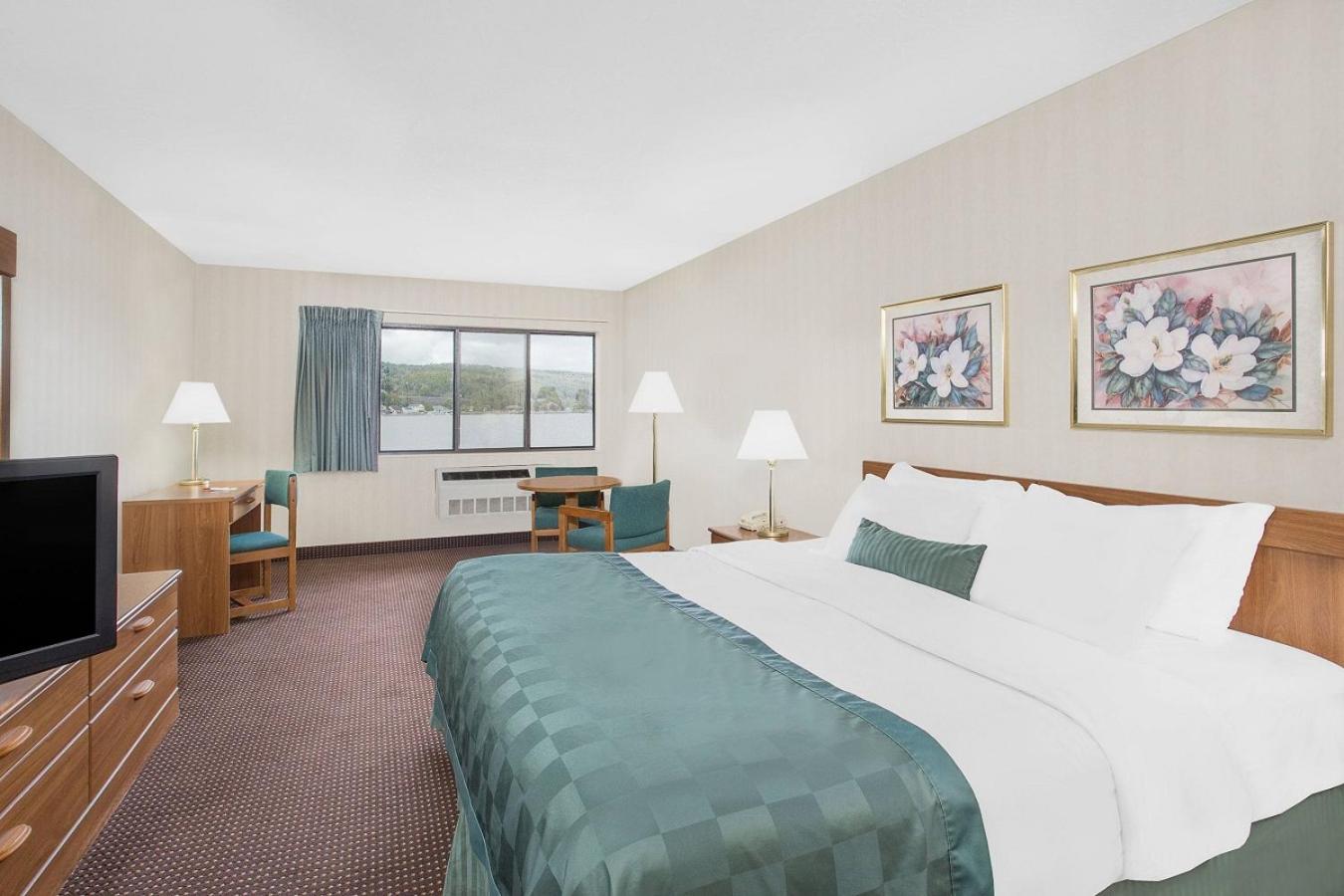 Room, King Bed, Lake Side, Accessible