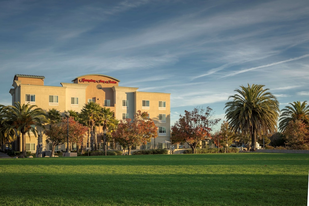 Hampton Inn and Suites Suisun City Waterfront 2/50