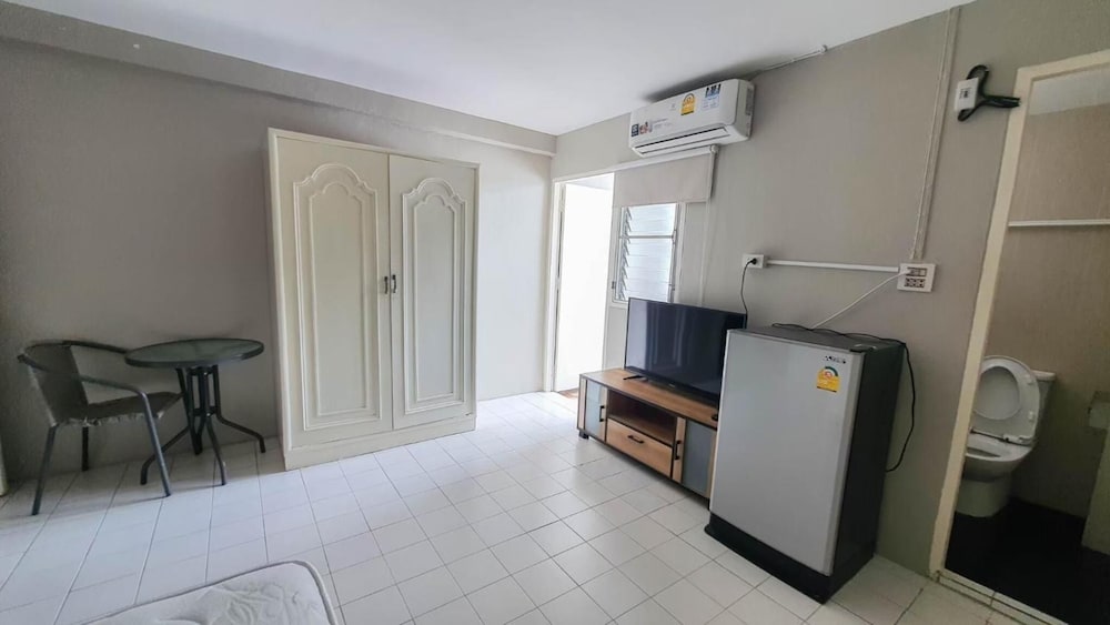 RoomQuest Ratchada AI Serviced Residence 22/35