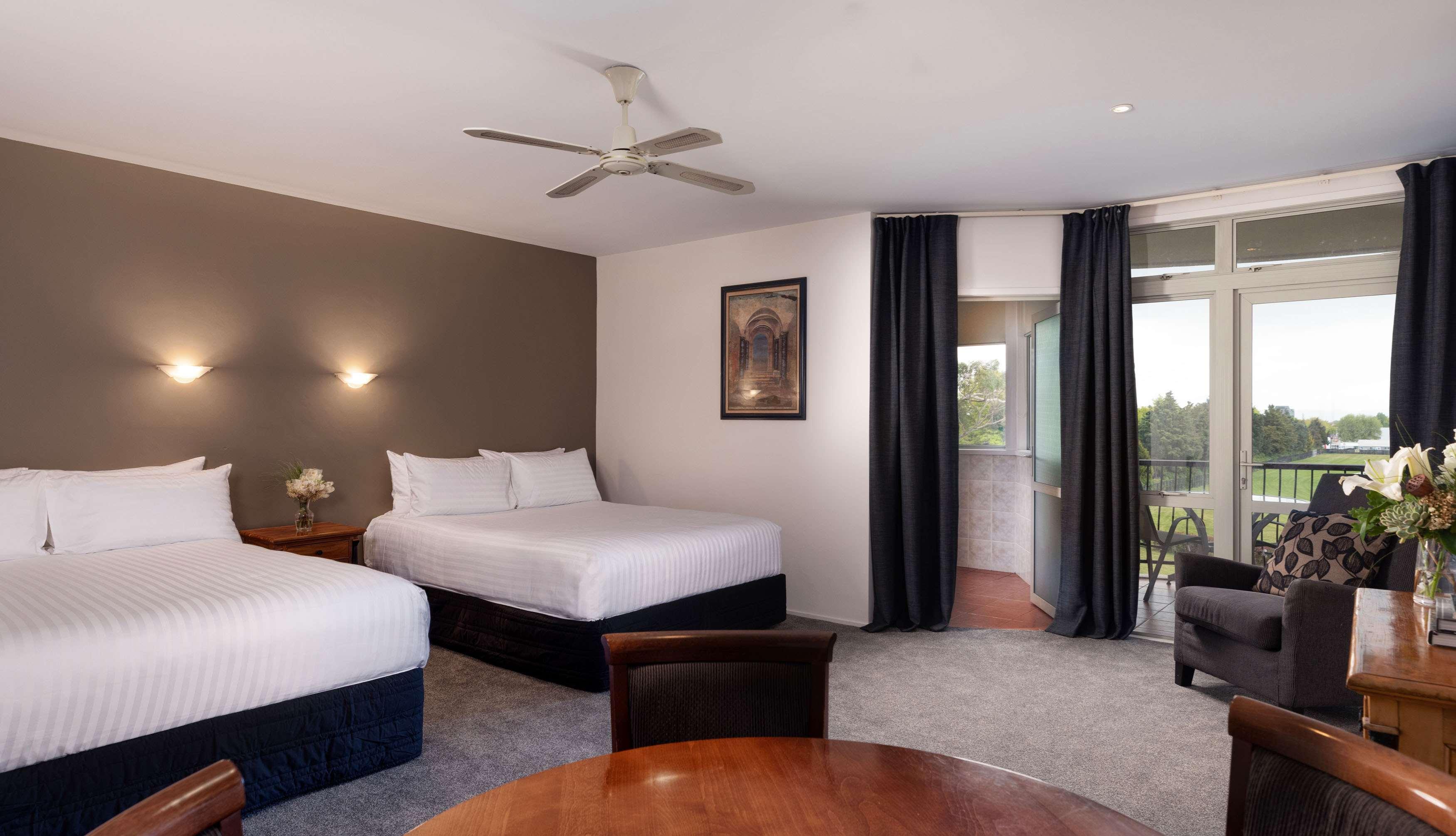 DELUXE, TWIN BEDS