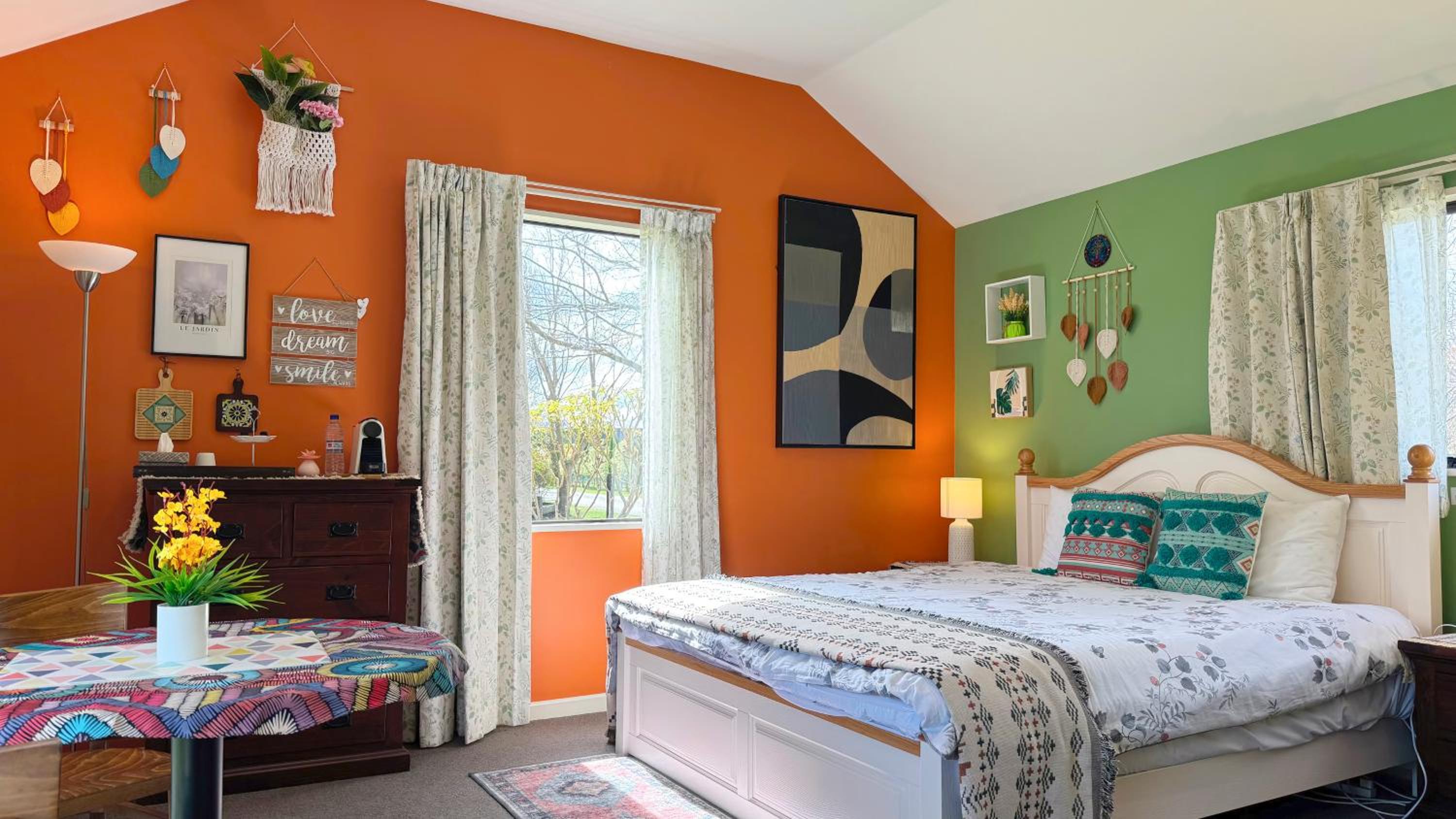 Studio, King Bed, Garden and Mountain View