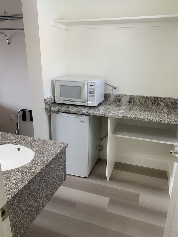Room, 2 Queen Beds, Kitchenette, Days Inn by Wyndham Lake Point 7/7