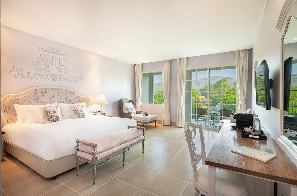 DELUXE, MOUNTAIN VIEW