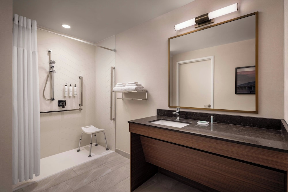 Fairfield Inn & Suites by Marriott Chilliwack 36/37