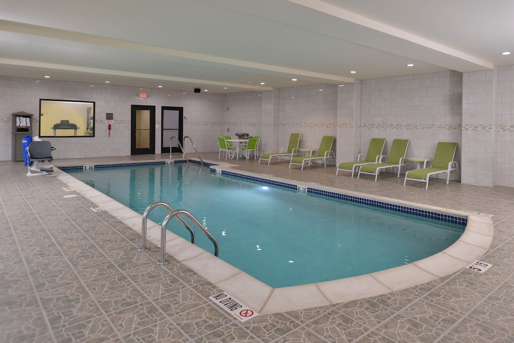 Holiday Inn Express And Suites Dearborn Sw Detroit Area 25/47