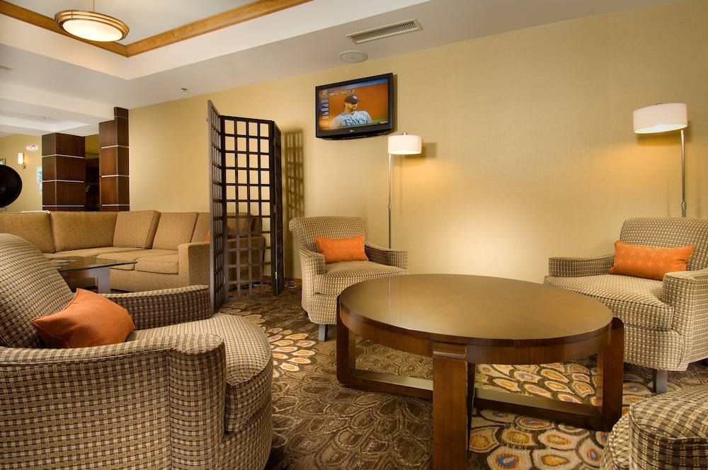 Holiday Inn Express Suites Alexandria Fort Belvoir 42/73