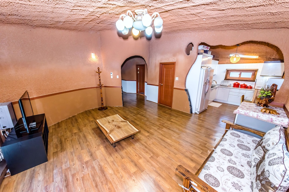 Angkure Pension 18/34