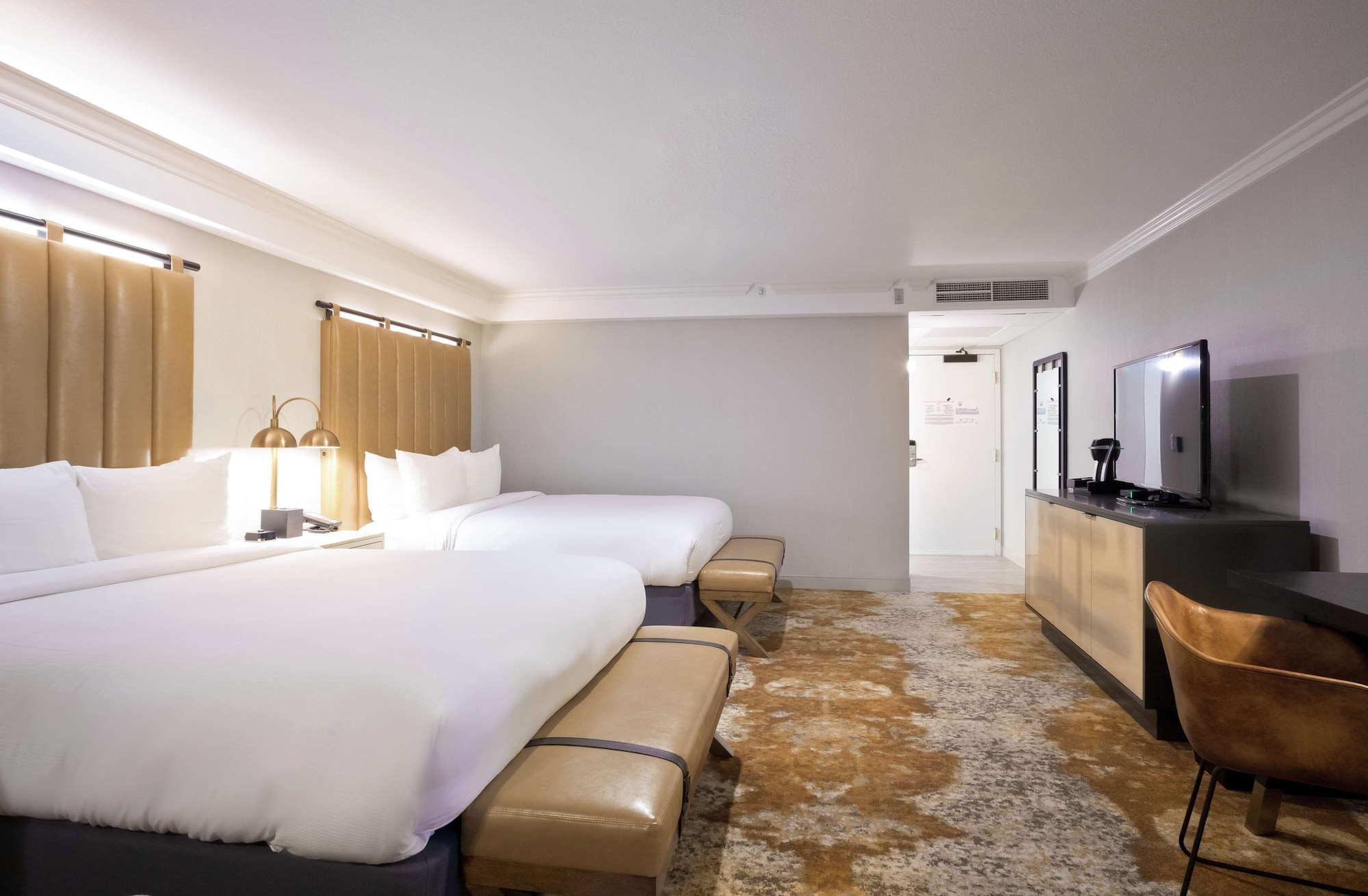 غرفة بسريرين كوين بشرفة مع أريكة، The Inn at Saratoga, Tapestry Collection by Hilton 3/7