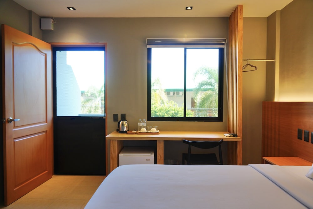 Mayfair Resort 7/35