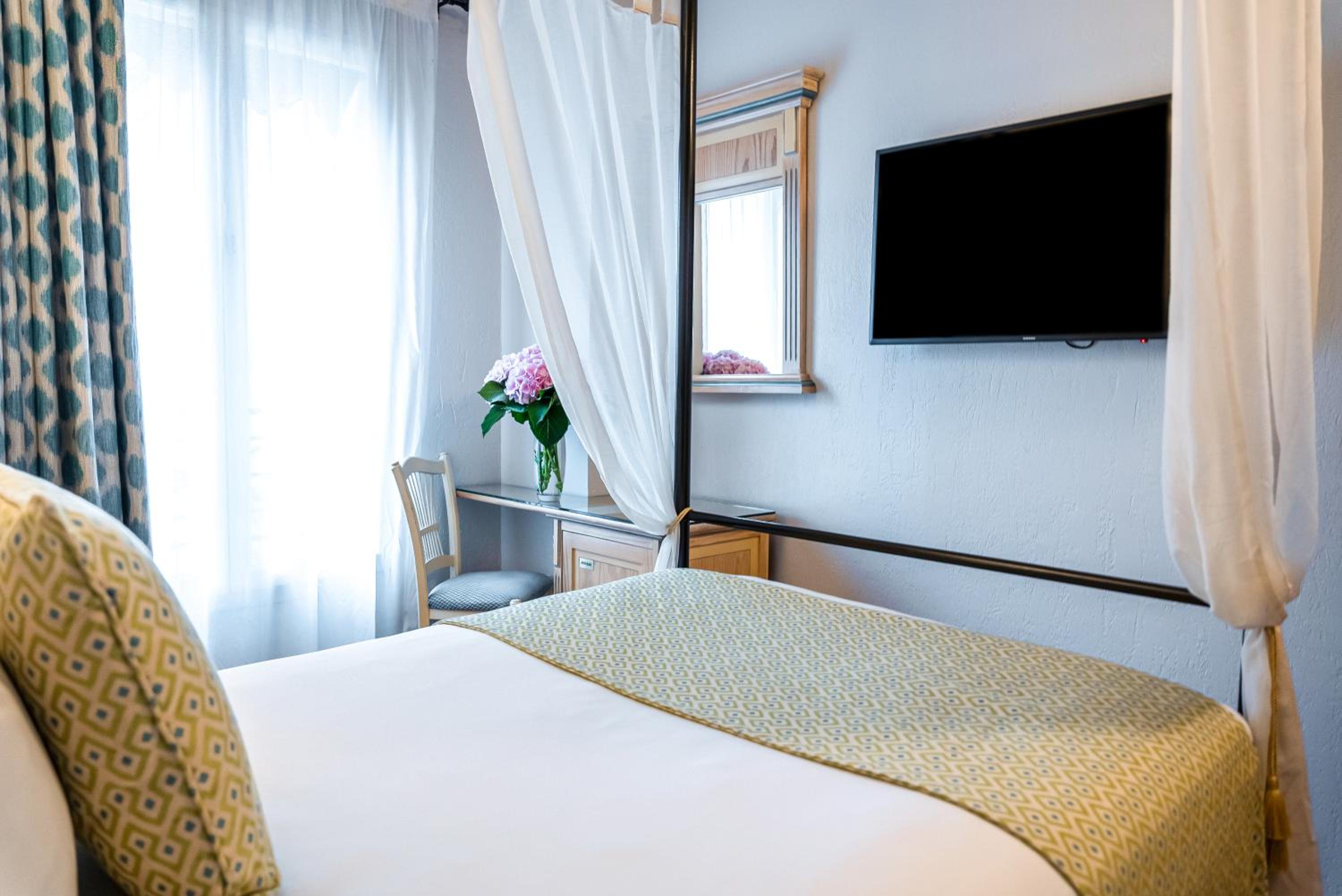 ROOM, SINGLE