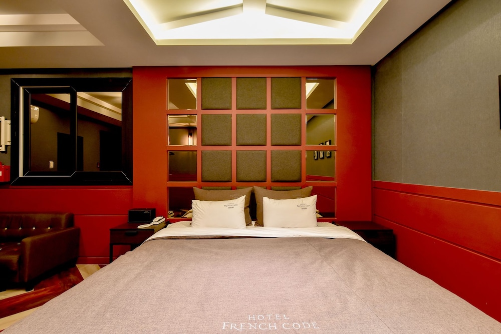 French Code Hotel 13/63