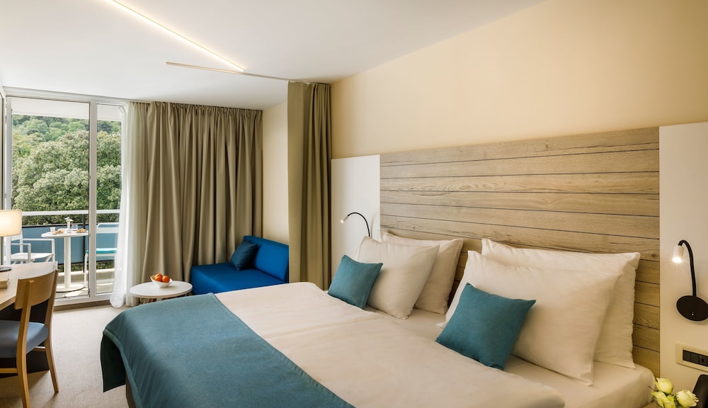 Premium, Family, Queen Bed, 2 Sofa