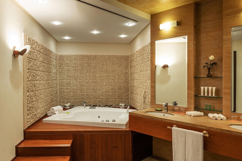 Le Meridien Al Aqah Beach Resort 16/65