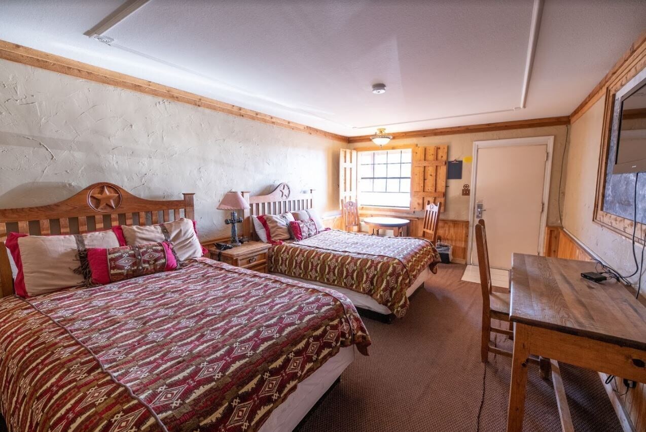 BASIC, 2 QUEEN BEDS