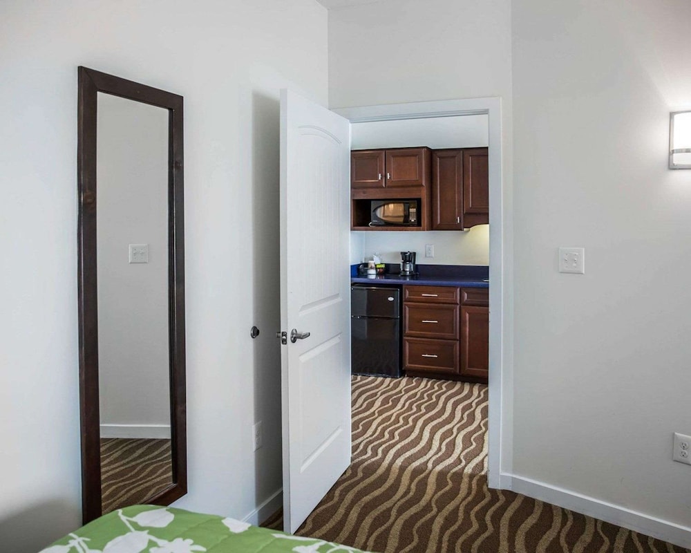 Island Inn and Suites, Ascend Hotel Collection 24/35