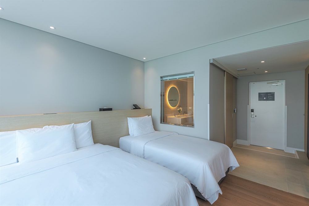 SUITE, TWIN BEDS
