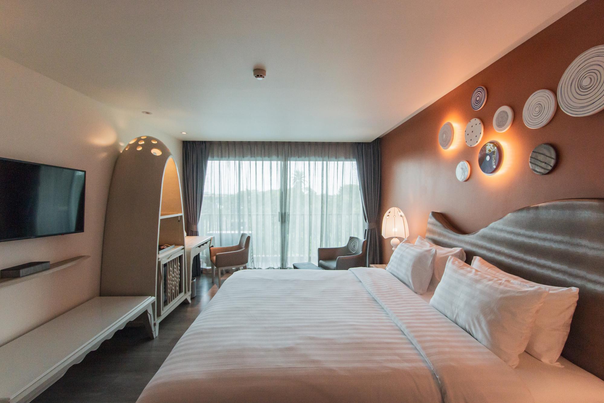 Room, Double Bed, Partial River View