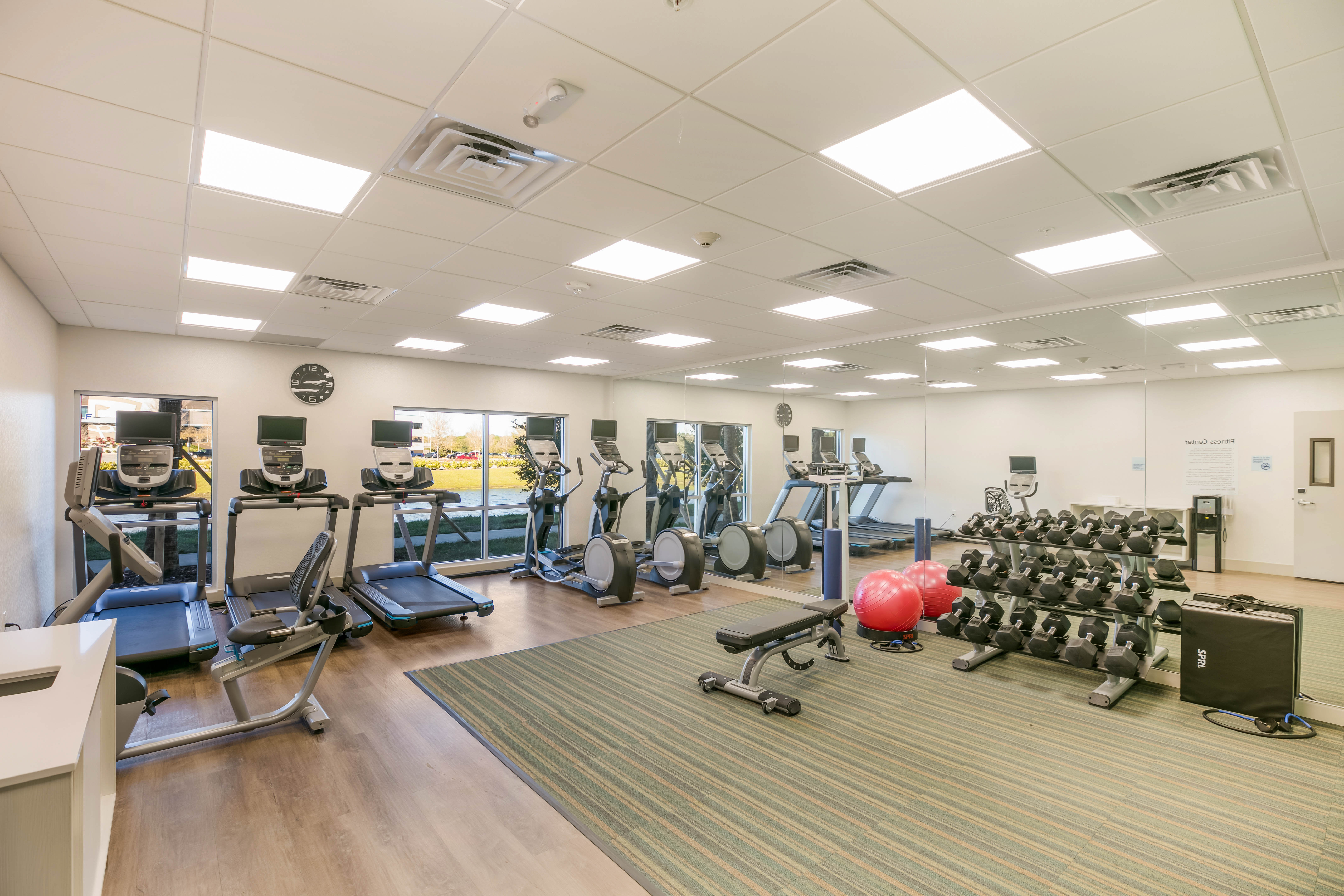 Holiday Inn Express Suites Jacksonville Town Center 27/46