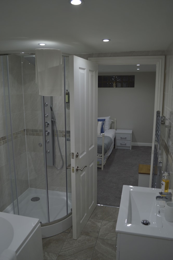 Watersedge Guest House 40/43
