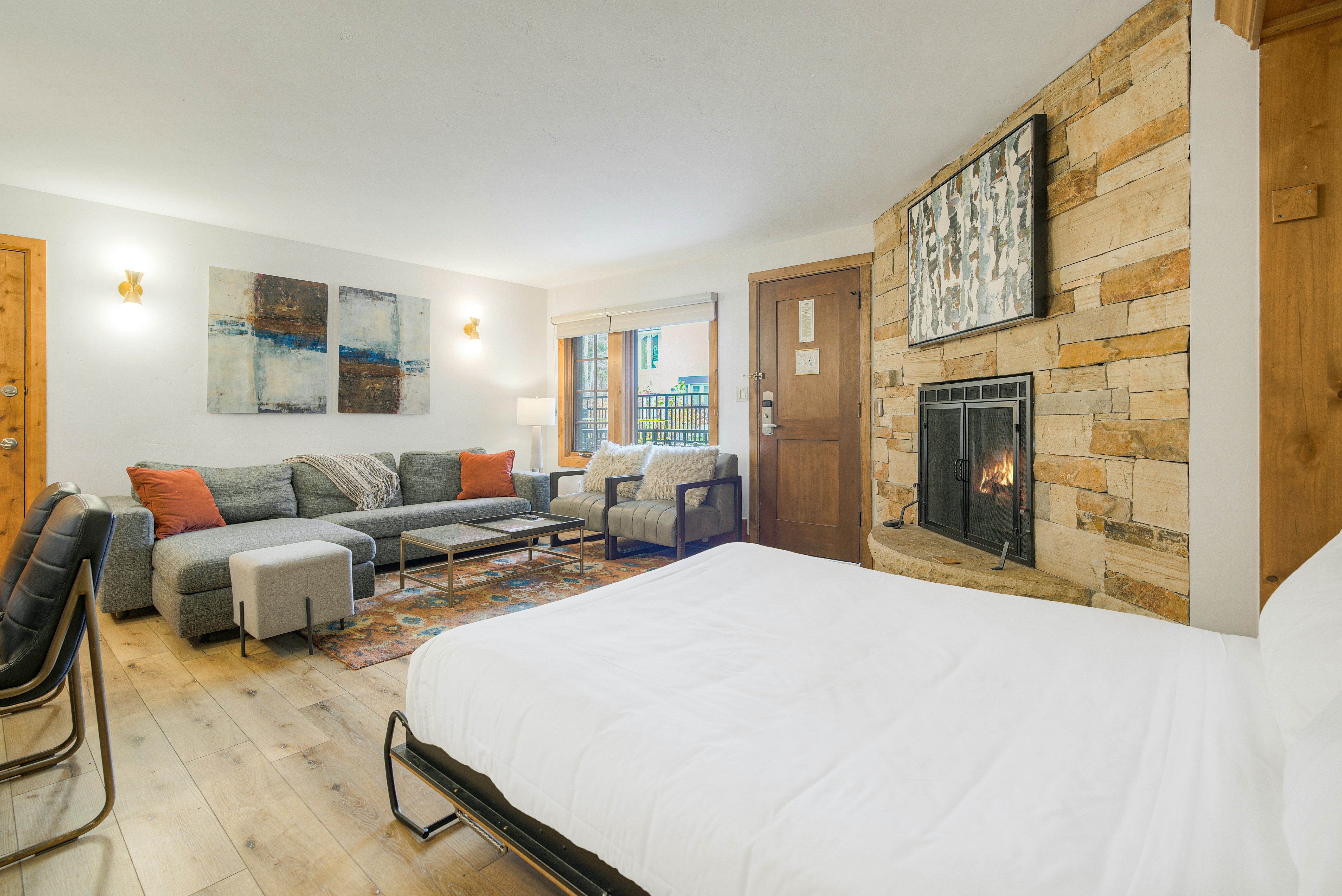 LODGE, STUDIO, MURPHY BED