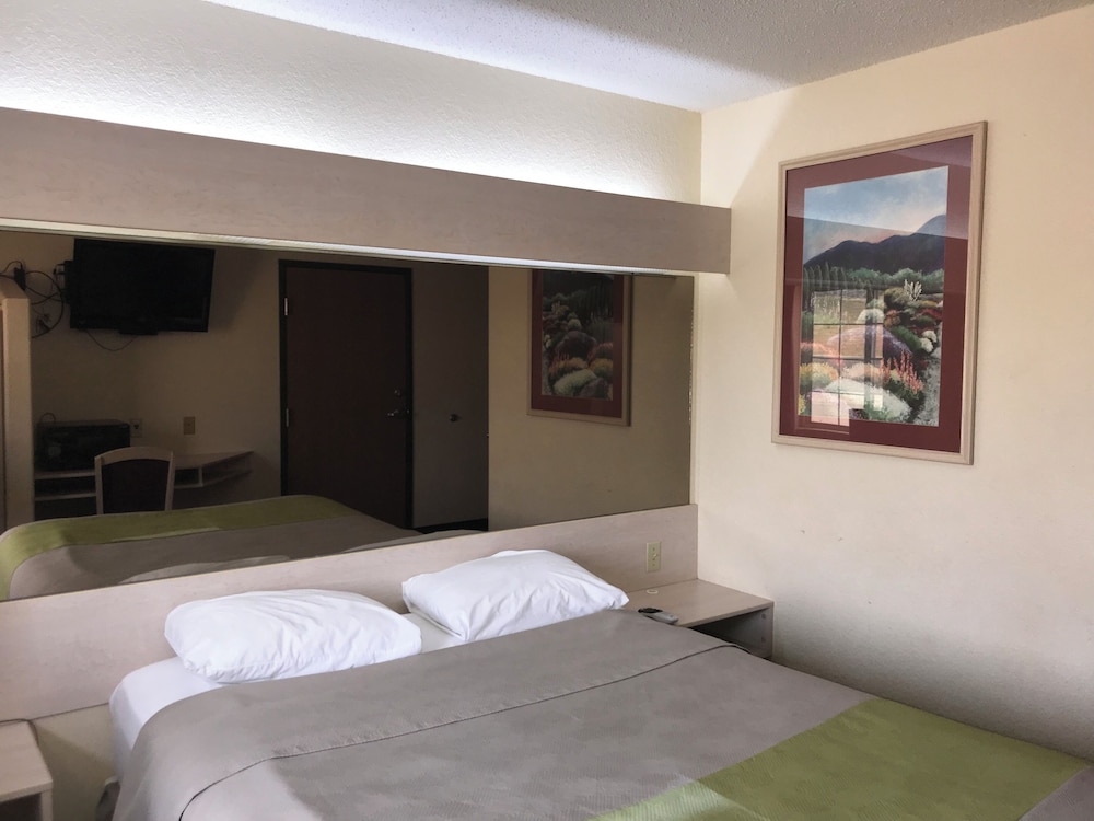 Basic, Single, Queen Bed, Travelodge by Wyndham Chadron 2/8