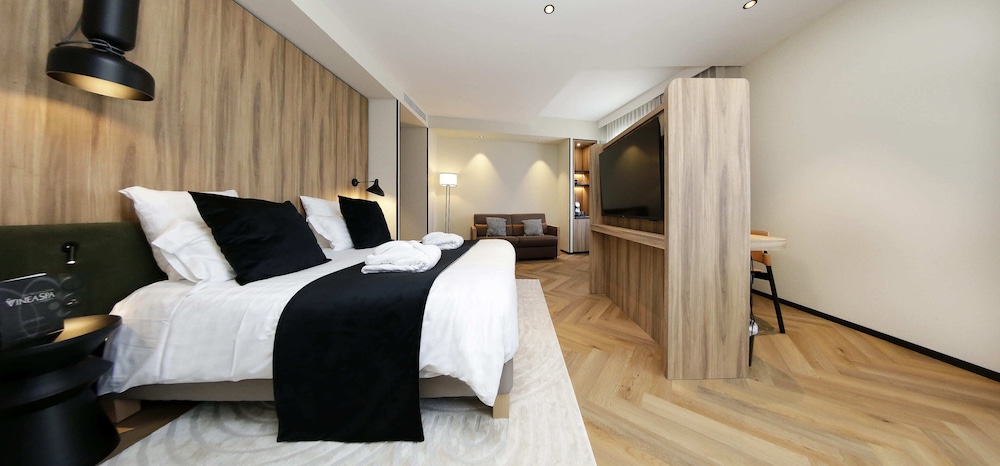 Junior Suite, Privilege, Queen Bed, Street View, Sofa