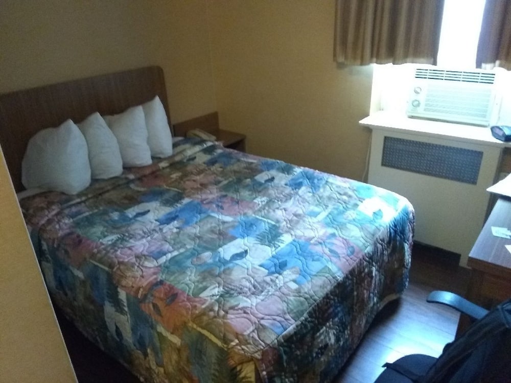 Howard Johnson by Wyndham Toronto Downtown West 10/18