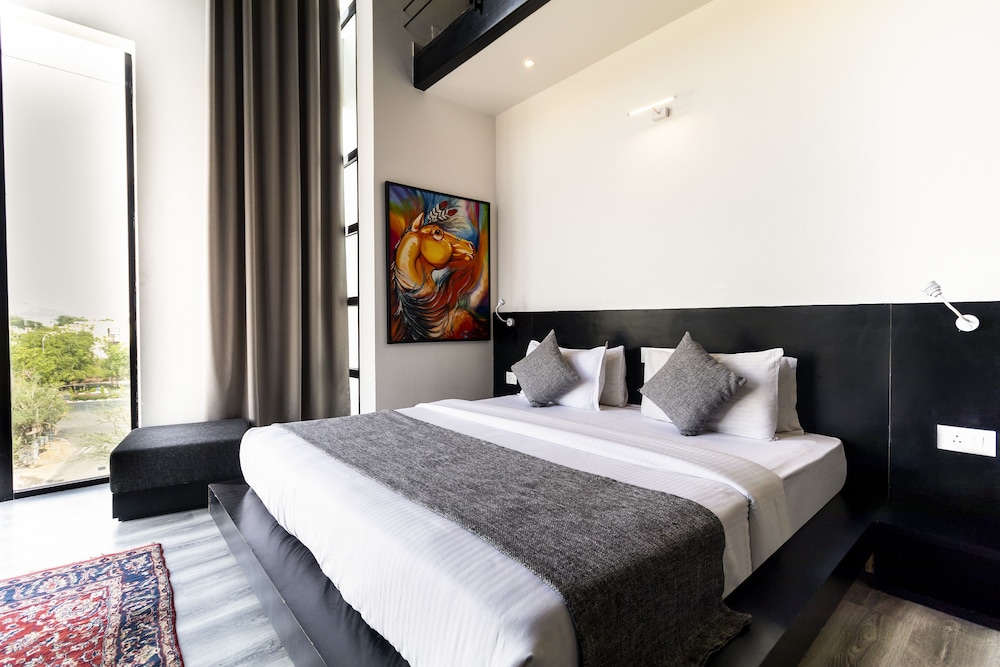 DUPLEX, KING BED