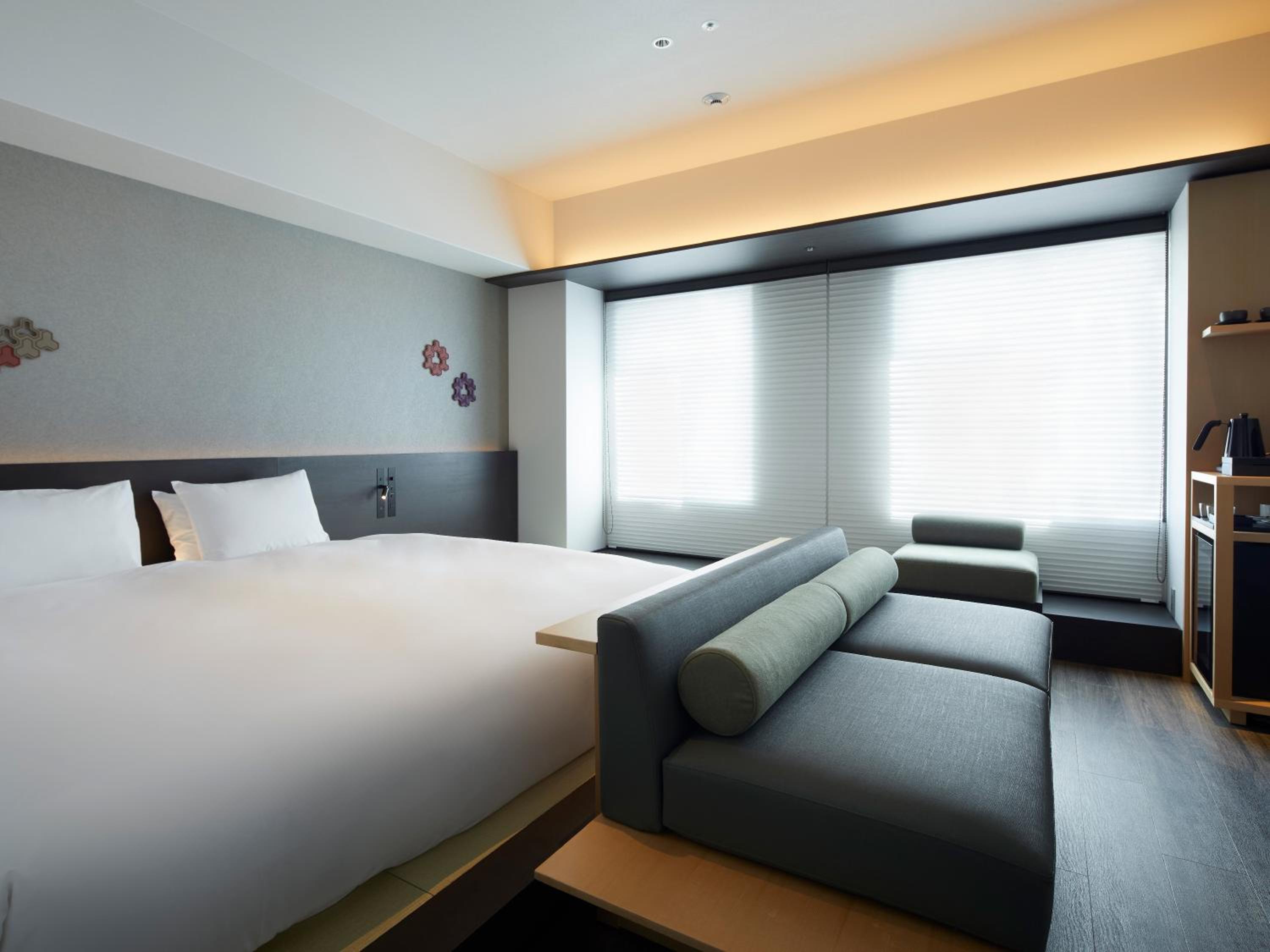 ROOM, KING BED, CORNER